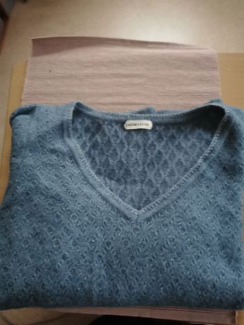 Pull avec bouton dos