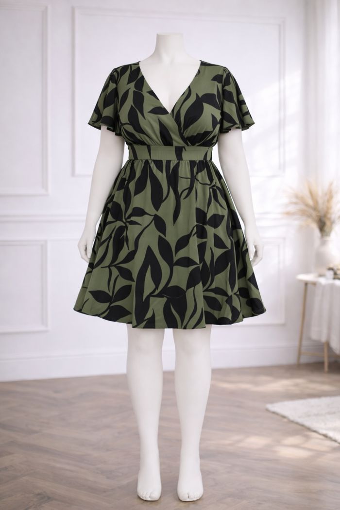 Robe patineuse d été manches courtes volantées verte militaire et noire Femme taille 54 marque Boohoo 💍 - photo numéro 5