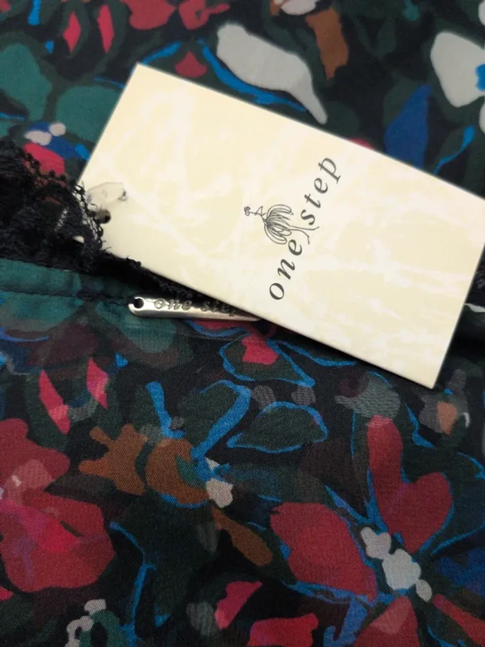 Robe One Step – Neuve avec étiquette – Taille 34 – Motifs floraux discrets - photo numéro 5