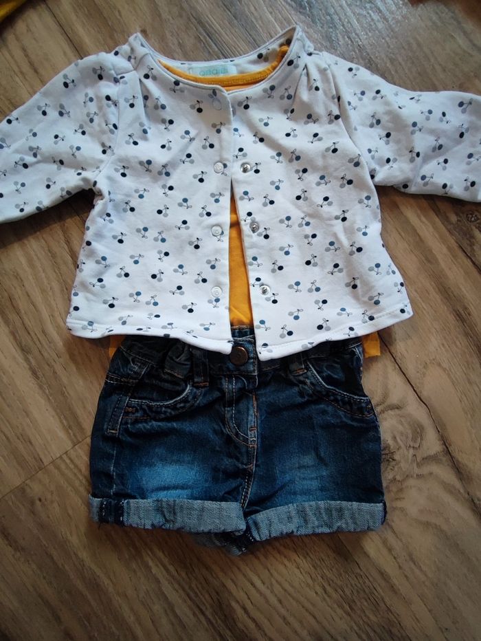 Ensemble short, t-shirt manches longues et gilet.