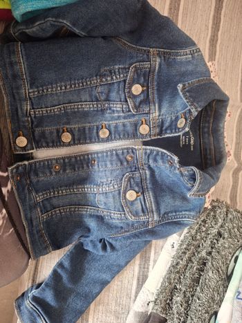 Veste en jean, poncho et pyjama en très bon etat