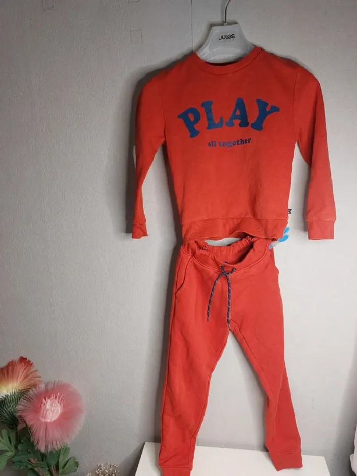 Ensemble jogging haut taille 8ans et pantalon taille 7ans" Okaïdi"