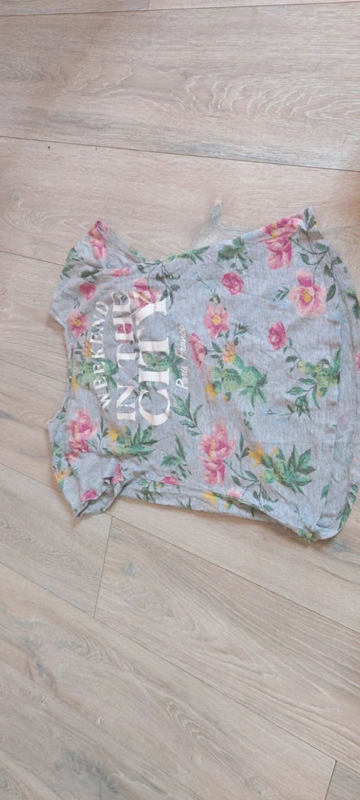 T shirt gris à fleurs, manches courtes, H&M, taille 14 ans