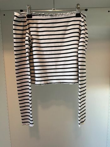 Teeshirt rayé noir et blanc à épaules dénudées