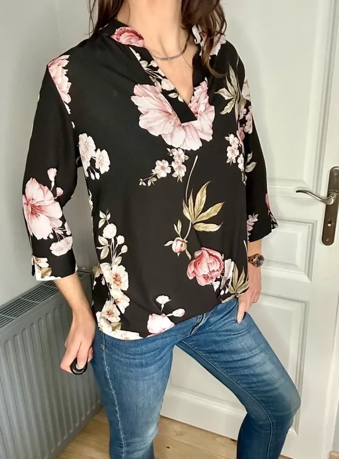 Très jolie blouse de la marque New Collection, au motif floral rose clair sur fond noir - photo numéro 8
