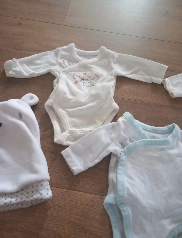 Lot vêtements préma et naissance - photo numéro 4