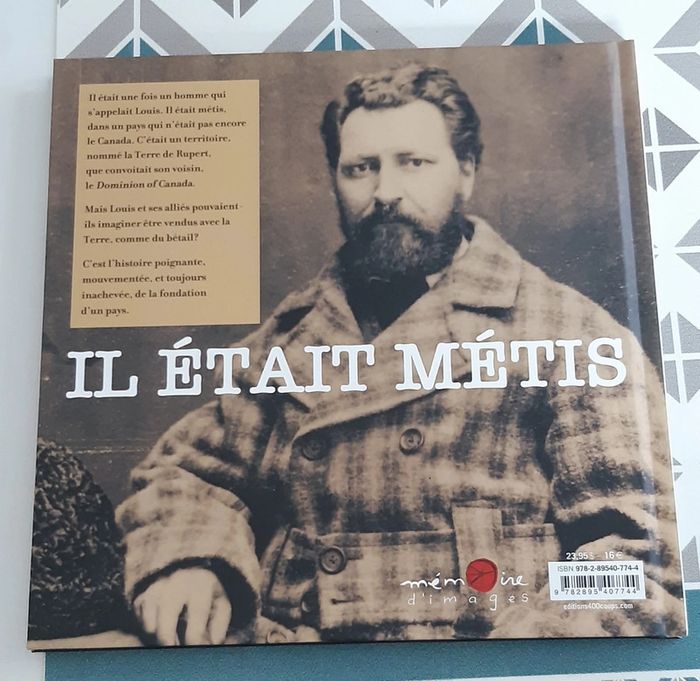 Livre : Le pays improbable - photo numéro 2