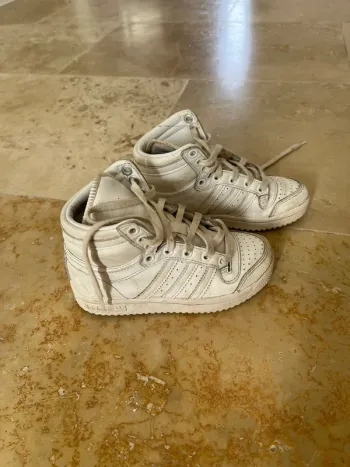 Paire de baskets adidas