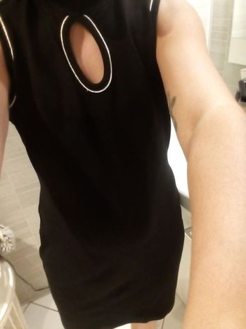 Robe noire avec fente liseré blanc