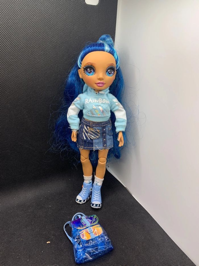 Poupée rainbow high junior skyler