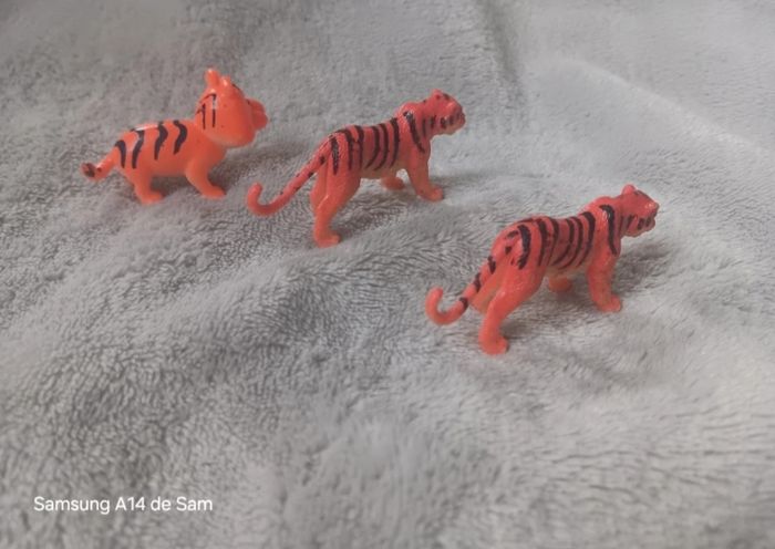 🐅 Lot de 3 Mini Figurines Tigres en Plastique Orange et Noir 🐯 - photo numéro 2