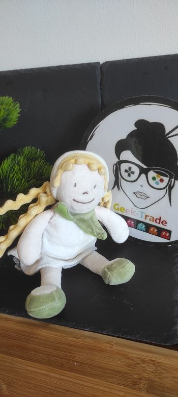 Doudou poupée fille blonde blanc vert baby nat jaune robe ancien peluche Bandana