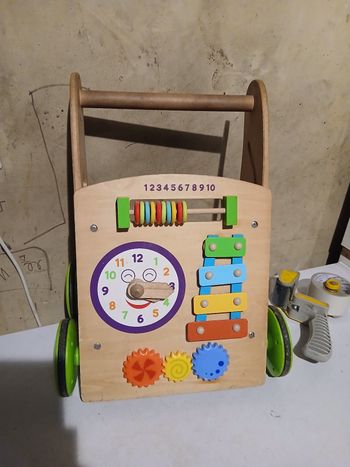 Trotteur en bois avec jeux 