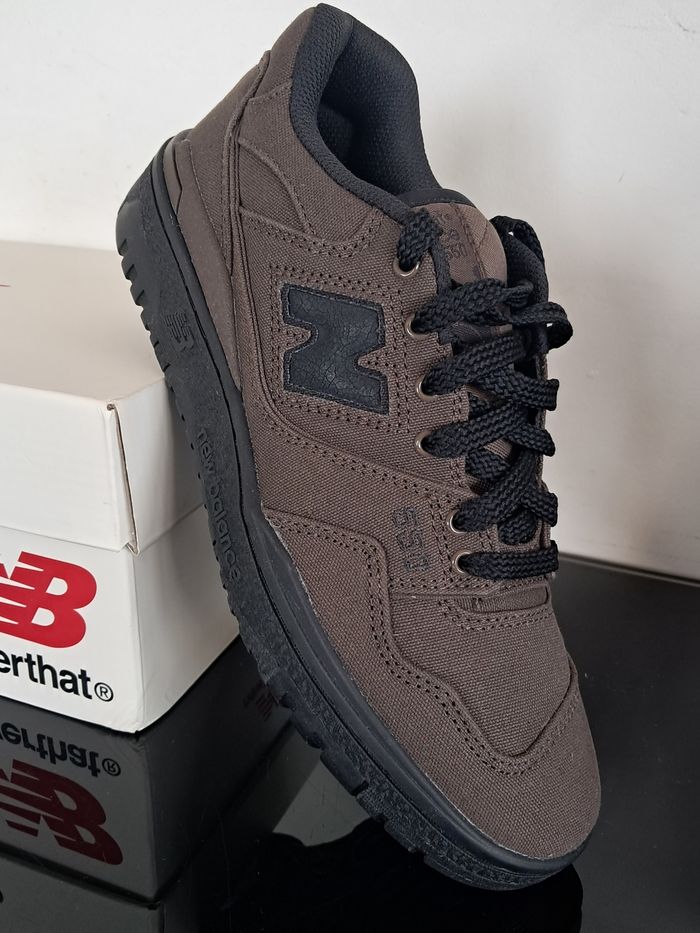 Baskets plate New Balance marron/noir, T41,5, neuve, fournit avc 2 couleurs lacets - photo numéro 2