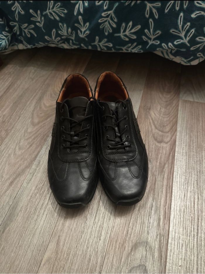 Chaussures noirs en cuir - photo numéro 2