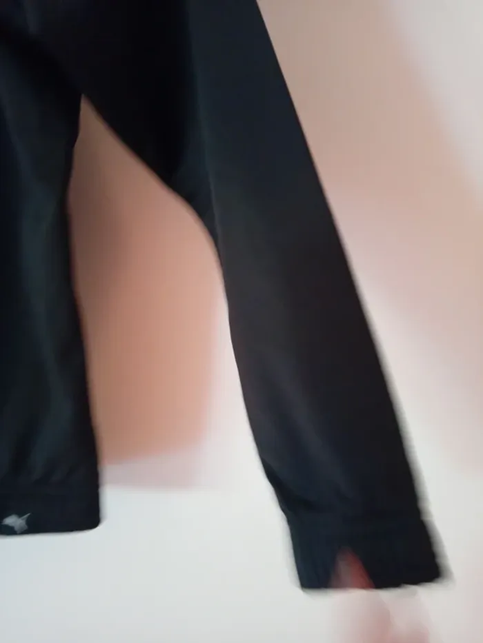 Joli haut de jogging.  Puma. 6 ans - photo numéro 14