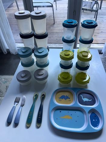 Babycook + 24 petits pots plastique beaba + assiette et couverts
