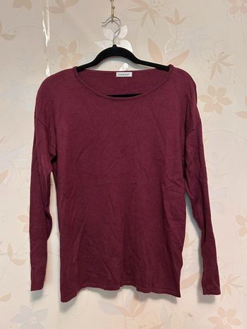 Petit pull bordeaux boutons brillants au dos