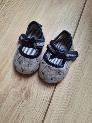 Petites chaussures bébé fille 0/3 mois fleuries