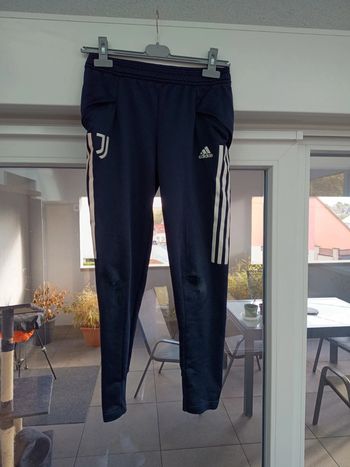 Jogging adidas taille 12 attention trous aux genoux