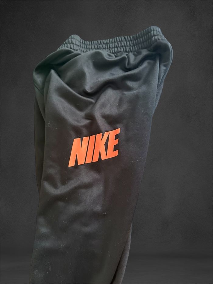 Sûrvetement Nike Noir et Orange - photo numéro 2