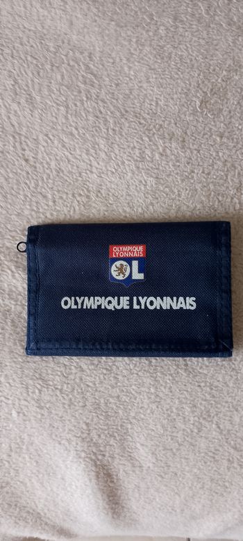 Joli porte feuille olympique lyonnais. Fermeture scratch. Plusieurs poches dont une a fermeture éclair. neuf