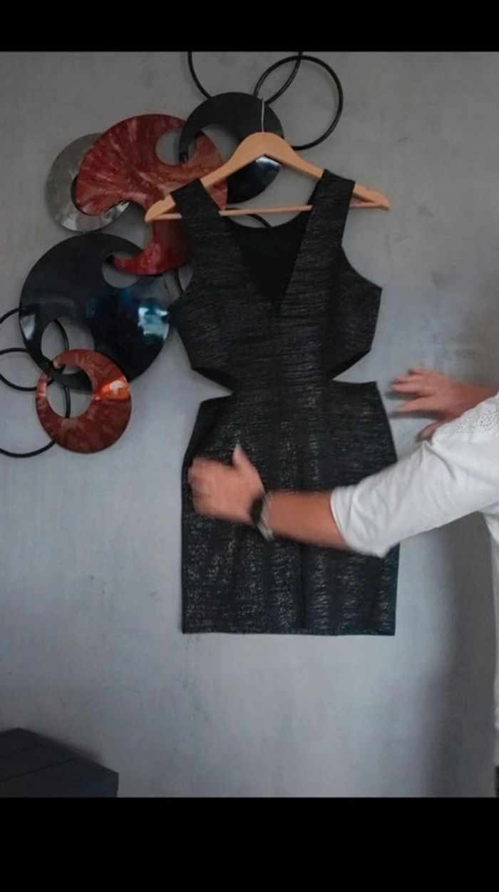 Mini-robe bodycon à découpes noir brillante Luc-ce - photo numéro 2
