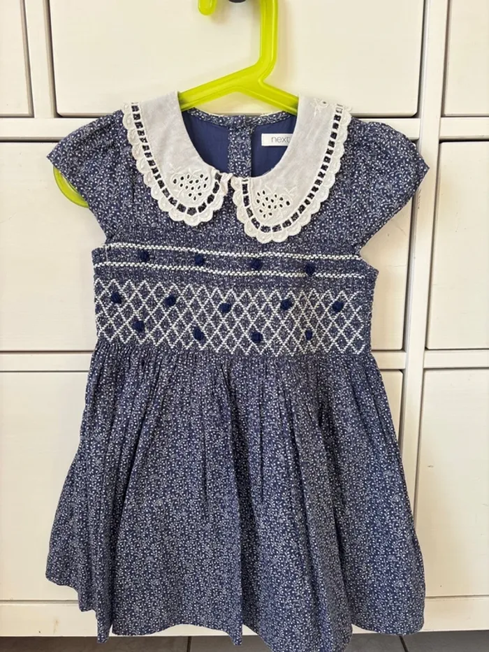 Robe à smock et broderie