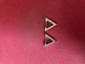 Boucles d’oreilles triangle.