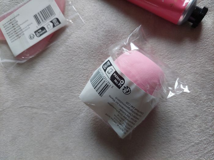 Lot beauté – Gua Sha rose + Beauty Blender rose + Crème mains Bleu Libellule – Neuf - photo numéro 6