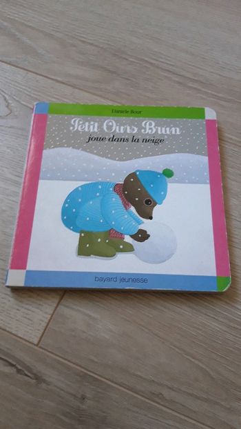 Petit ours dans la neige