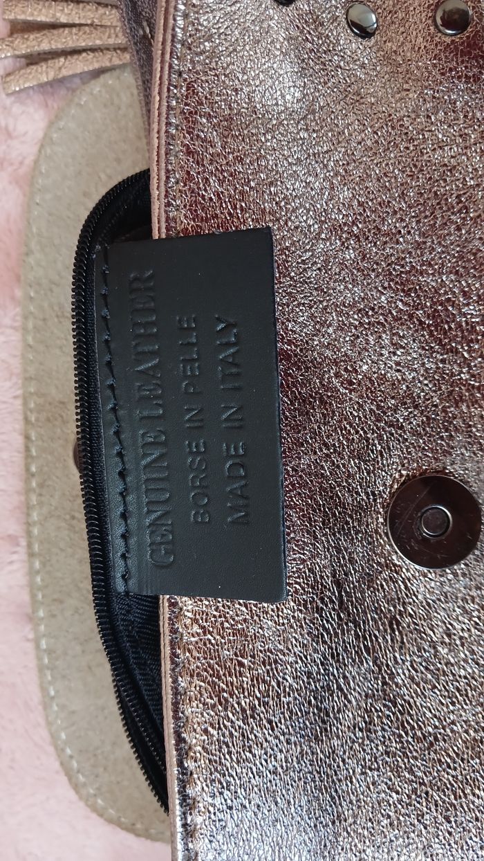 Pochette dorée très élégante. Neuve - photo numéro 4