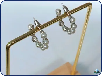 Boucles d’oreilles créoles argentées ,perles blanches – must-have mode