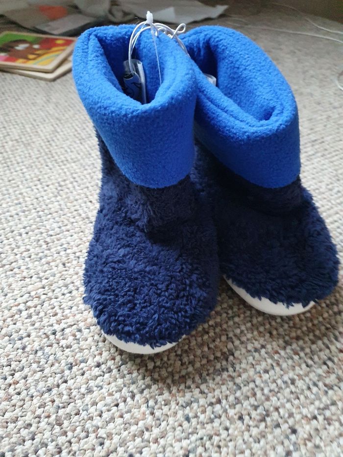 Chaussons neufs taille 24