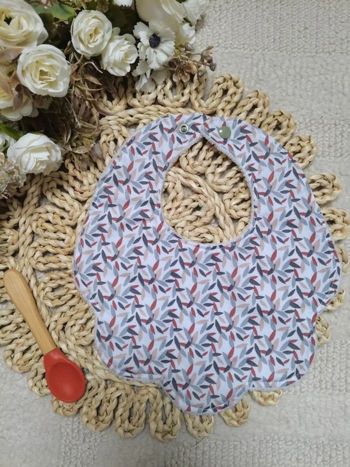 Bavoir forme fleur motif grain de riz