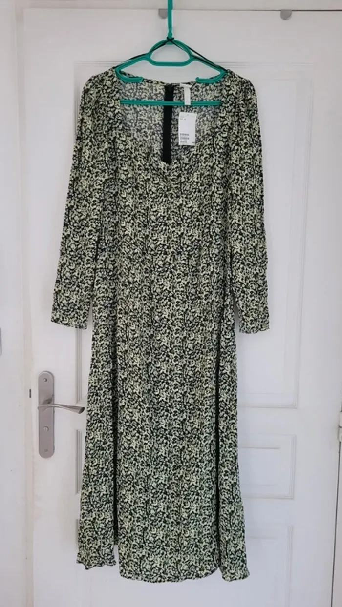 Robe longue manches longues fleurs jaunes sur fond vert et noir