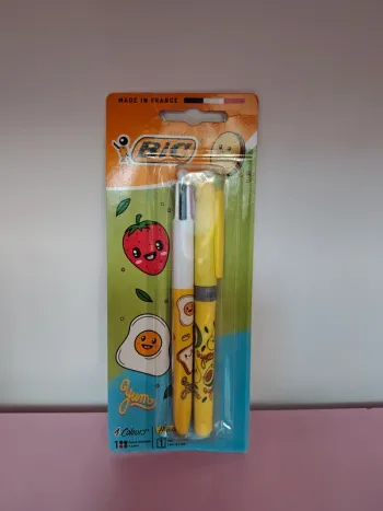 1 stylo 4 couleurs et un surligneur jaune motif kawaii