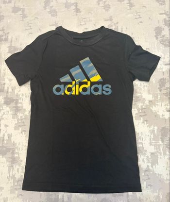 Tee-shirt manches courtes garçon ADIDAS – 7/8 ans – Noir logo bleu & jaune