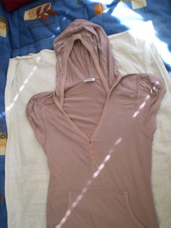haut à capuche vieux rose , neuf t 36