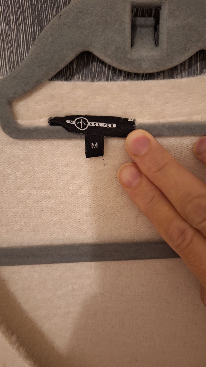 Gilet en mailles duveteuse écru à boutons strass - photo numéro 4