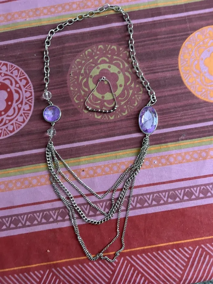 Lot de bijoux divers et sa vanity offerte - photo numéro 3