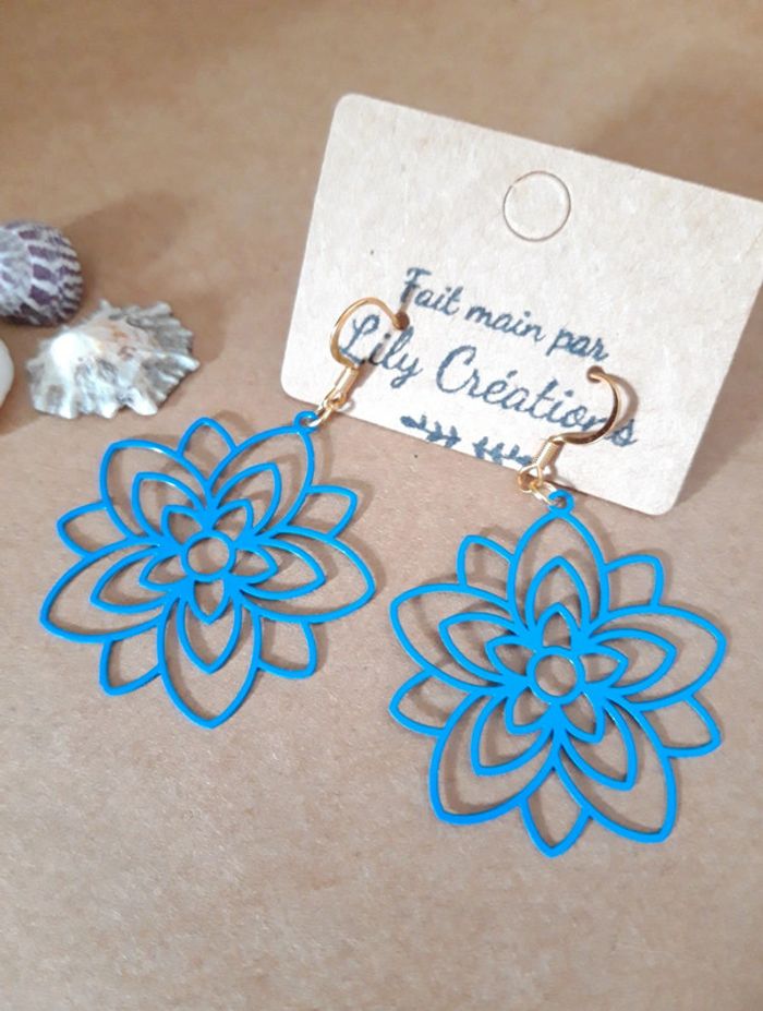 Boucles d'oreilles dorées hypoallergéniques, fleurs bleues LC19