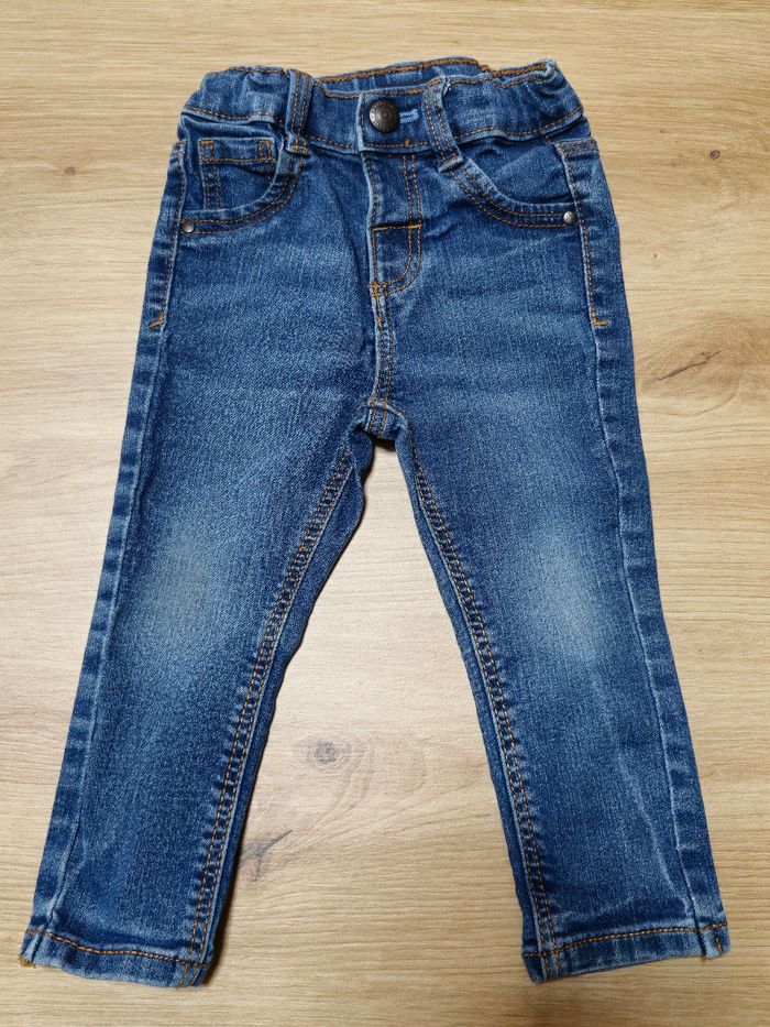 Jeans pour garçon de 18 mois, de couleur bleu marine et en très bon état.