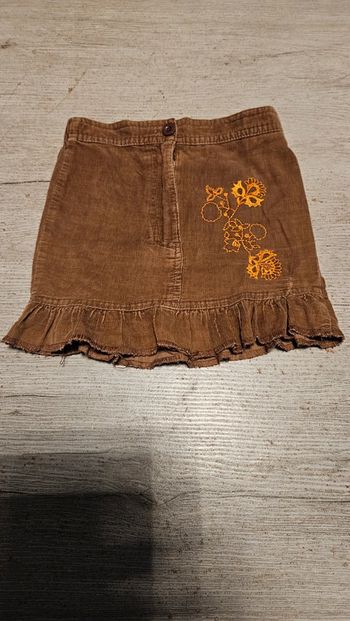 Jupe courte en velour brun avec dessin, taille 92, peu mise