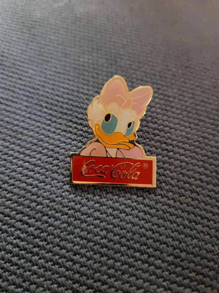Pin's daisy coca cola disney - photo numéro 3