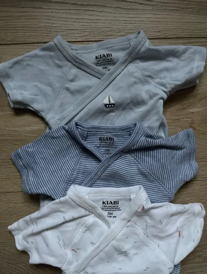 Lot de bodies Kiabi taille 0 - photo numéro 2