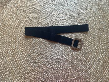 Ceinture noire avec boucle dorée