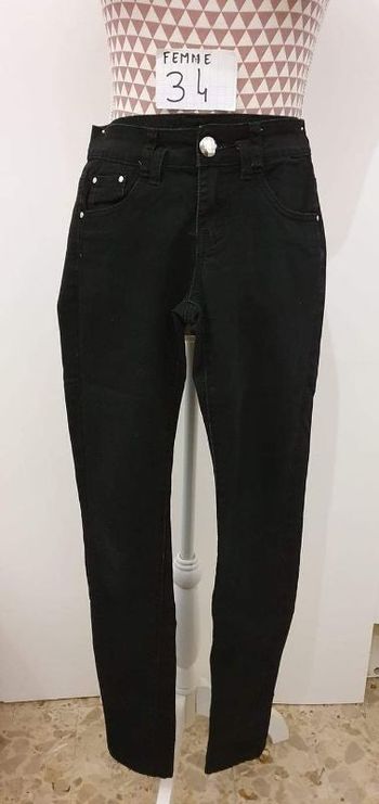 Jeans, noir, polyester viscose elasthanne, taille basse,forme slim fit, en très très bon état, longu