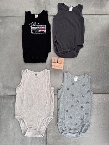Lot de 4 bodys IKKS et h&m taille 18 mois sans manche très bon état