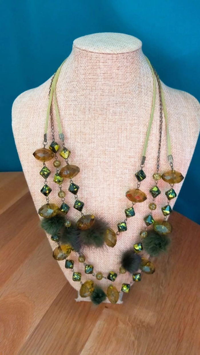 Collier fantaisie original – Vert olive & ambre – Pompons et perles mouchetées - photo numéro 3